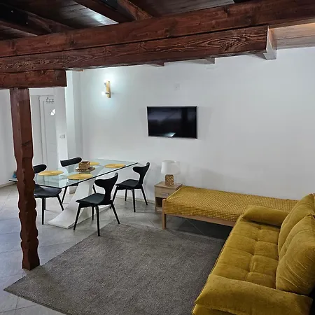 アパート Sobe Ava